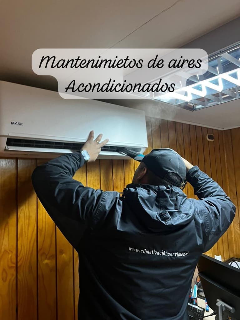Técnico de Clima Frío haciendo mantenimiento a un aire acondicionado split