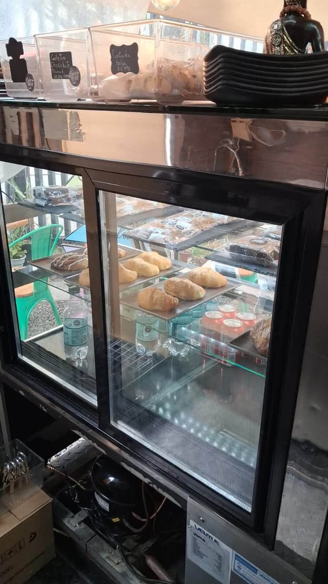Vitrina refrigerada de pastelería funcionando después del mantenimiento